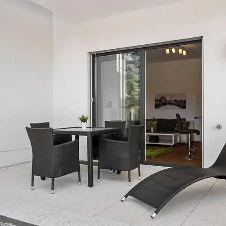 Gartenwohnung Διαμέρισμα *